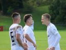SVB-Torschütze Leon Steinbrenner (re.) freut sich mit Teamkollegen Eray Toprakkazar (Mitte) und Felix Gerweck (li.) über den Ausgleichstreffer.