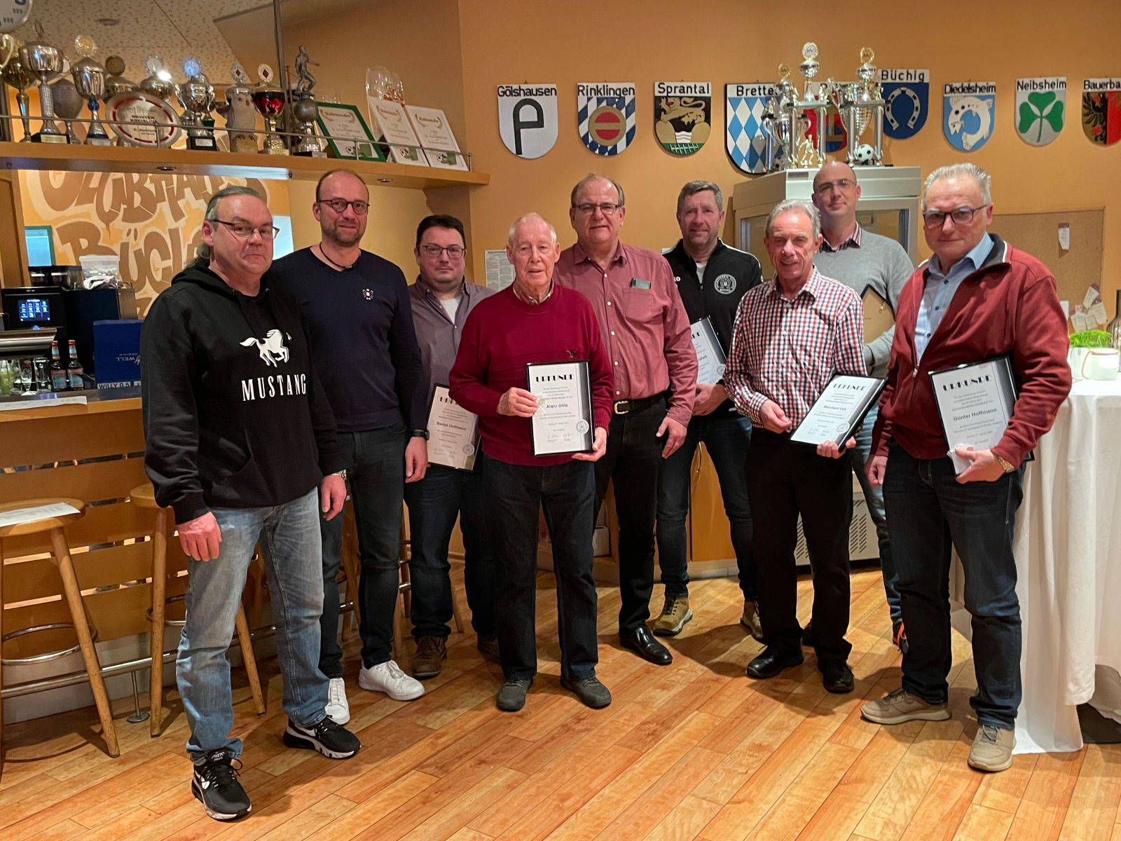 Langjährige Mitglieder wurden von den Kickers-Vorstand Wolfgang Lohkemper (Bildmitte) für ihre Vereinstreue geehrt.